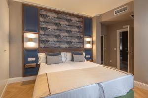 BiBo Suites Palacio de Portago客房内的一张或多张床位