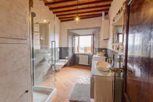 een badkamer met een douche, een toilet en een wastafel bij Little Escape-Casa con piscina e vista panoramica in Monte Benichi