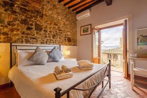 Monte Benichi的住宿－Little Escape-Casa con piscina e vista panoramica，一间卧室配有带毛巾的床