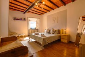 Monte Benichi的住宿－Little Escape-Casa con piscina e vista panoramica，一间卧室配有一张床和一个沙发