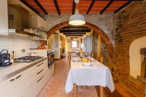 uma cozinha com uma mesa com uma taça de fruta em Little Escape-Casa con piscina e vista panoramica em Monte Benichi