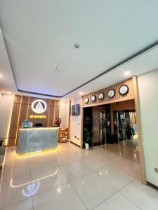 um átrio de um edifício com relógios na parede em Le Anh Hotel em Duong Dong