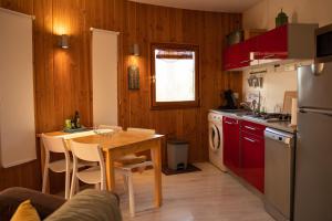 Una cocina o zona de cocina en Chalet dans plusieurs hectares de nature