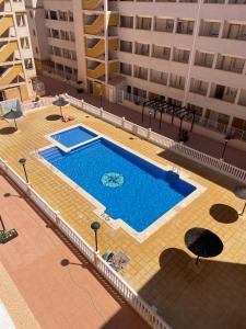 an overhead view of a swimming pool in a building at Fantástico Ático Chill Out con Vistas a Mar de Cristal in Mar de Cristal