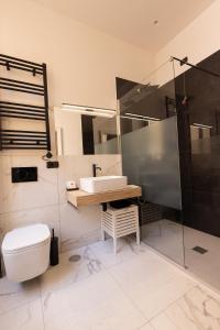 y baño con aseo, lavabo y ducha. en Relais At Via Veneto, en Roma