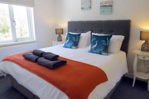 1 dormitorio con 1 cama grande y 2 almohadas en Y Llofft Tresaith en Penbryn