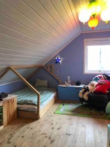 1 dormitorio con 1 cama en una habitación con techo en Sommerparadis på Nesbru - 5 min å gå til stranden en Asker