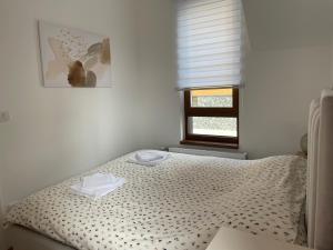 um quarto com uma cama e uma janela em Apartman Sofi Divčinova em Divčibare