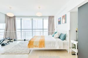 Ένα ή περισσότερα κρεβάτια σε δωμάτιο στο Jlt Spacious Corner Duplex Loft Panoramic Views +21 φωτογραφίες