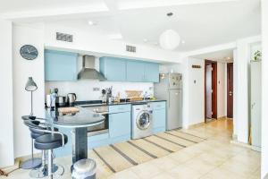 Jlt Spacious Corner Duplex Loft Panoramic Views tesisinde mutfak veya mini mutfak