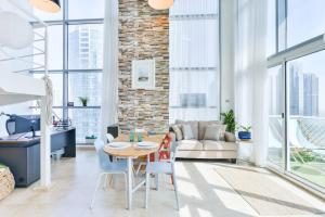 Jlt Spacious Corner Duplex Loft Panoramic Views tesisinde bir oturma alanı