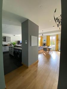 a living room with a kitchen and a dining room at L'équinoxe in Collioure