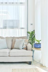 Jlt Spacious Corner Duplex Loft Panoramic Views tesisinde bir oturma alanı