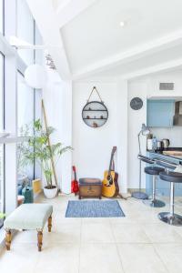 Jlt Spacious Corner Duplex Loft Panoramic Views tesisinde mutfak veya mini mutfak