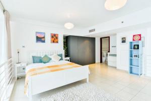 Jlt Spacious Corner Duplex Loft Panoramic Views tesisinde bir odada yatak veya yataklar
