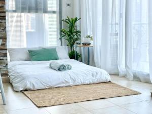 Jlt Spacious Corner Duplex Loft Panoramic Views tesisinde bir odada yatak veya yataklar