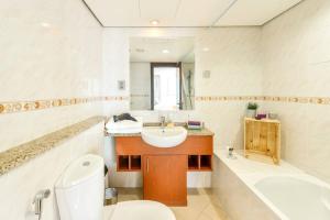 Jlt Spacious Corner Duplex Loft Panoramic Views tesisinde bir banyo