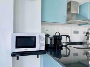 Jlt Spacious Corner Duplex Loft Panoramic Views tesisinde mutfak veya mini mutfak