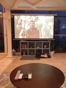 Jlt Spacious Corner Duplex Loft Panoramic Views tesisinde bir televizyon ve/veya eğlence merkezi