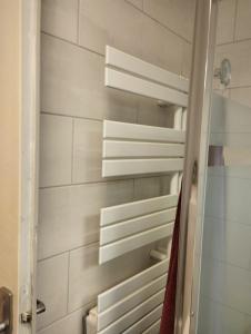 ein Badezimmer mit weißen Wänden und weißen Regalen in der Unterkunft Maison de 5 chambres avec jardin clos et wifi a Maurepas in Maurepas