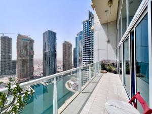 Μπαλκόνι ή βεράντα στο Jlt Spacious Corner Duplex Loft Panoramic Views