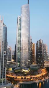 Otelden çekilmiş Dubai şehrinin genel bir manzarası veya şehir manzarası
