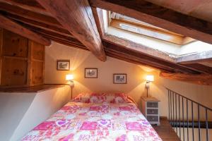 a bedroom with a bed with two lights on it at Appartamento Le Rondini in San Gimignano