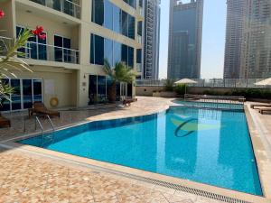 Πισίνα στο ή κοντά στο Jlt Spacious Corner Duplex Loft Panoramic Views