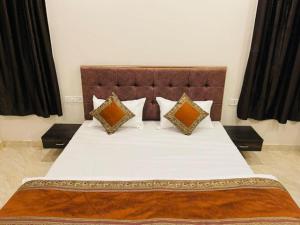 Tempat tidur dalam kamar di Goroomgo Banaras Homestay Varanasi Near Ganga Ghat
