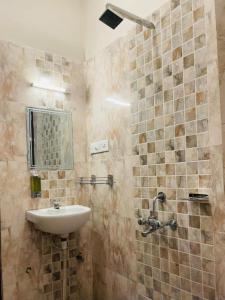 a bathroom with a sink and a mirror at Goroomgo Banaras Homestay Varanasi Near Ganga Ghat in Varanasi