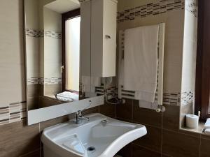 a bathroom with a sink and a mirror at Le Ganze in Ceprano