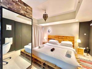 sypialnia z dużym łóżkiem i wanną w obiekcie City Haven 1br Loft Remote Work, Projector Tv w Dubaju