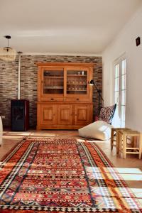 a living room with a rug on the floor at Canto do Vale in Aljezur