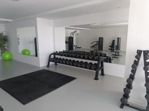 Fitness centrum a/nebo fitness zařízení v ubytování Moderní byt s výhledem na moře ve městě Alcaidesa