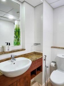 Rustic Elegance By The Lake Studio Cabin In Jlt的一间浴室