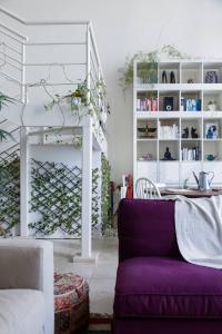 salon z fioletową kanapą i półką na książki w obiekcie City Haven 1br Loft Remote Work, Projector Tv w Dubaju
