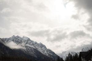 Une montagne enneigée en journée nuageuse dans l'établissement Ski Hut Smučka, à Kranjska Gora