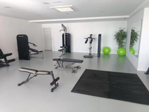 Fitness centrum a/nebo fitness zařízení v ubytování Moderní byt s výhledem na moře ve městě Alcaidesa