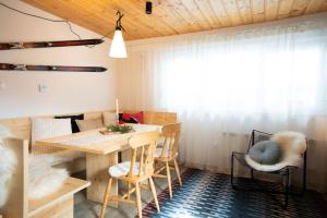 - une salle à manger avec une table et des chaises en bois dans l'établissement Ski Hut Smučka, à Kranjska Gora