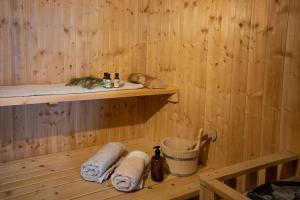 - un sauna en bois avec des serviettes et une étagère dans l'établissement Ski Hut Smučka, à Kranjska Gora