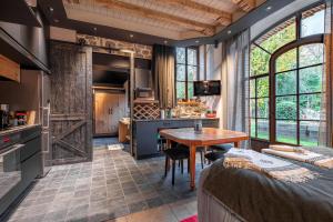 - une chambre avec un lit et une table dans l'établissement La Petite Ecurie, à Saint-Malo