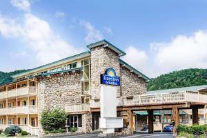 a building with a sign that reads durkin casino at Days Inn & Suites by Wyndham Downtown Gatlinburg Parkway in Gatlinburg