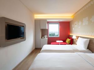 ibis Mumbai Airport - An Accor Brand客房内的一张或多张床位