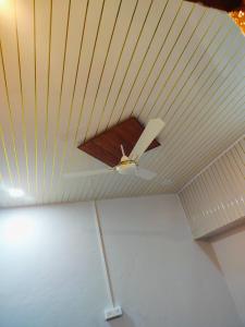 um tecto com uma ventoinha de tecto num quarto em VARDAN PALACE em Ujaim
