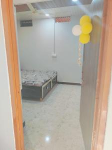 um quarto com uma cama no canto de um quarto em VARDAN PALACE em Ujaim
