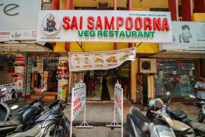 um grupo de motociclos estacionados em frente a uma loja em Sri sai baba guest house em Pondicherry