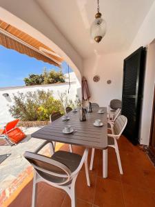 comedor con mesa y sillas en Casa a pocos minutos de la playa de Cala Galdana, en Cala Galdana