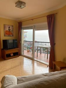フエンヒロラにあるOne bedroom, top floor, by the sea, Fuengirolaのベッドルーム1室(海の景色を望むガラスのスライドドア付)