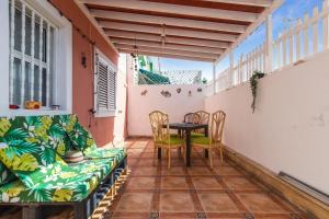 a balcony with a table and chairs in a room at Apartamento Buen Hogar in San Bartolomé de Tirajana