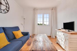 a living room with a blue couch and a wooden table at Apartamento Buen Hogar in San Bartolomé de Tirajana